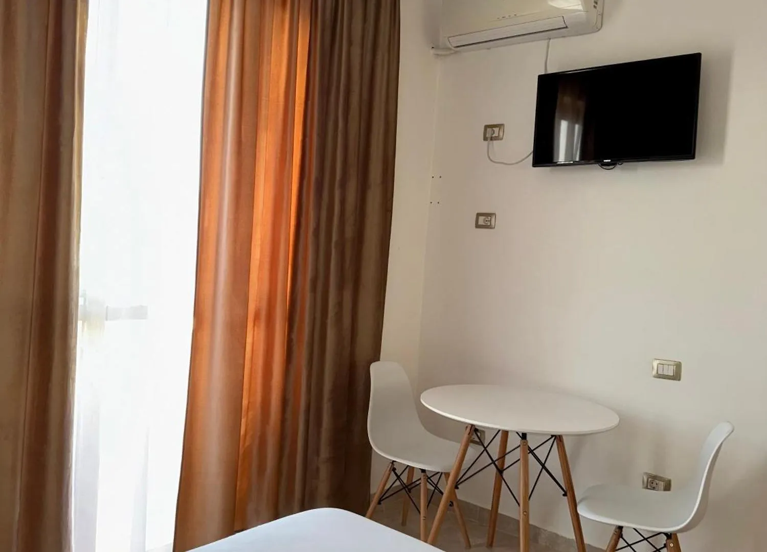 Hotel Ermi 스필
