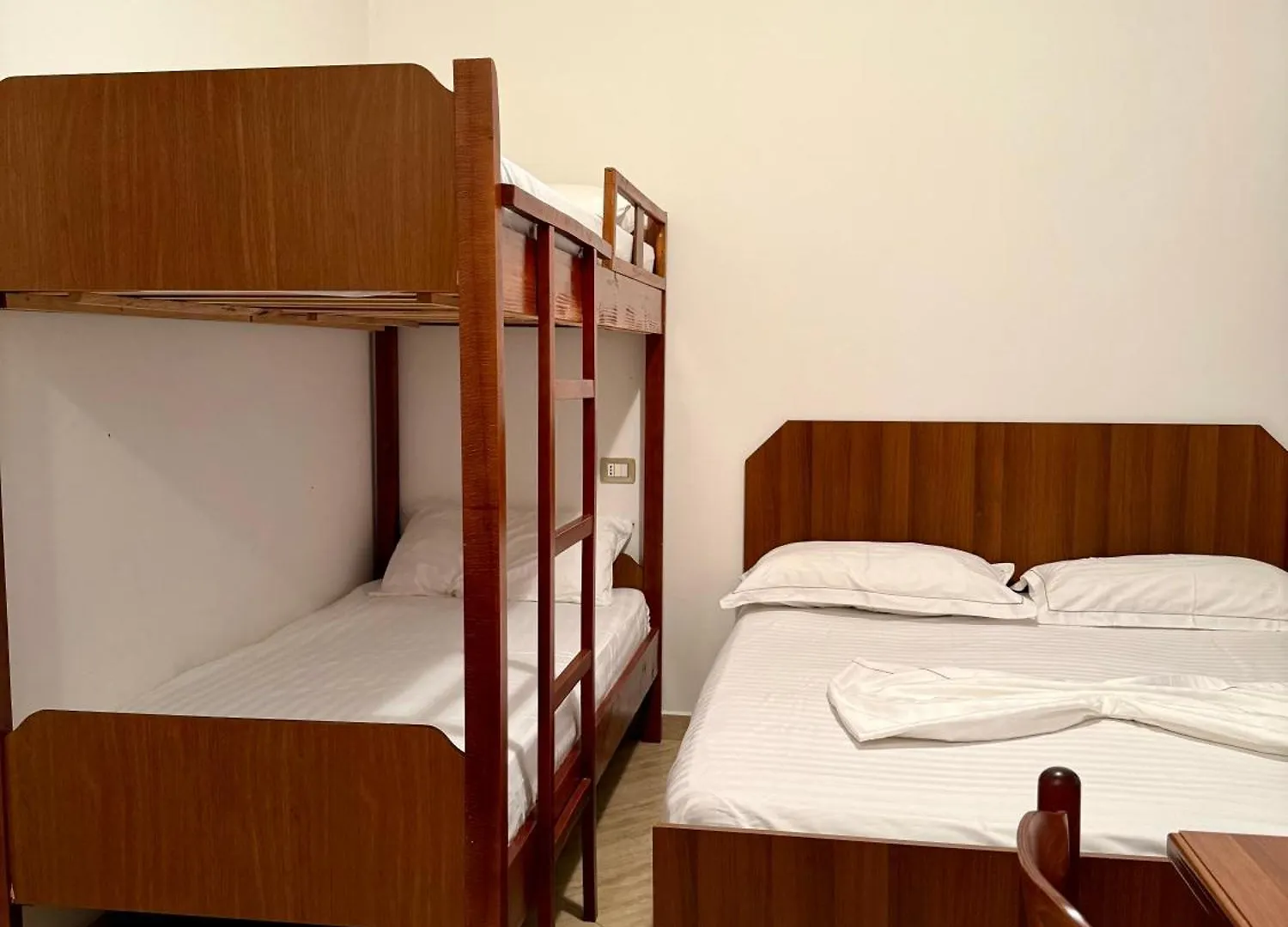 Hotel Ermi 스필